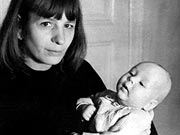 Gisela Mauritz mit ihrem Sohn Alexander. Nach ihrer missglckten Republikflucht 1974 wurde der Vierjhrige gegen den Willen der Mutter in der DDR zur Adoption freigegeben.; Rechte: MDR/WDR